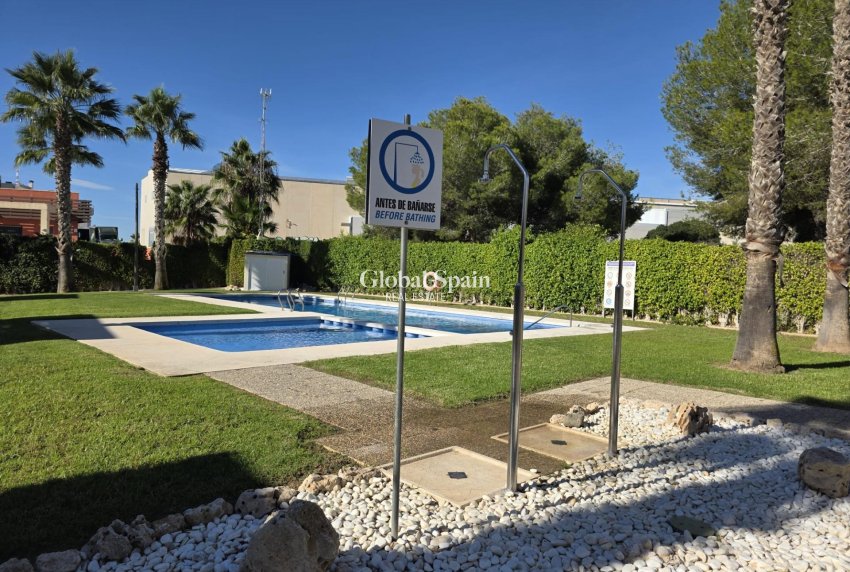 Wederverkoop - VILLA -
ORIHUELA COSTA - VILLAMARTÍN