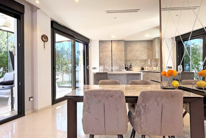 Wederverkoop - VILLA -
ORIHUELA COSTA - VILLAMARTÍN