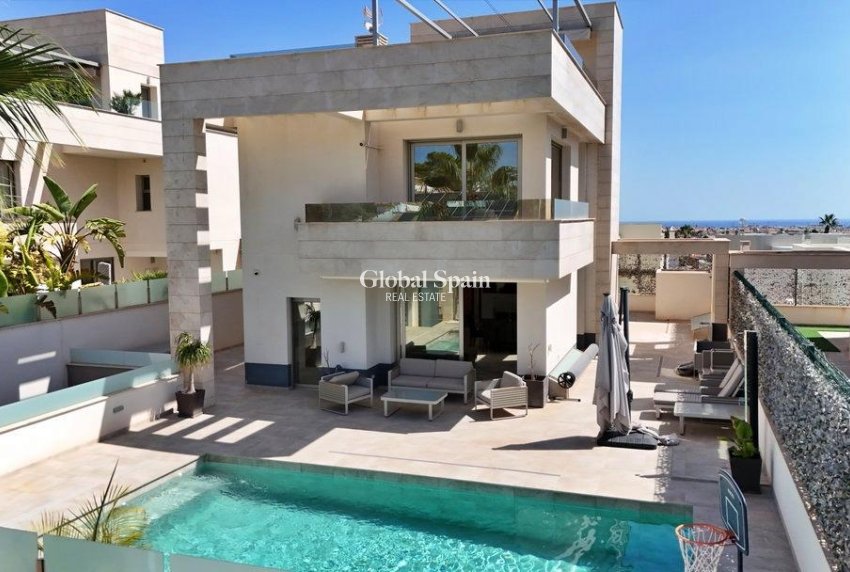 Wederverkoop - VILLA -
ORIHUELA COSTA - VILLAMARTÍN