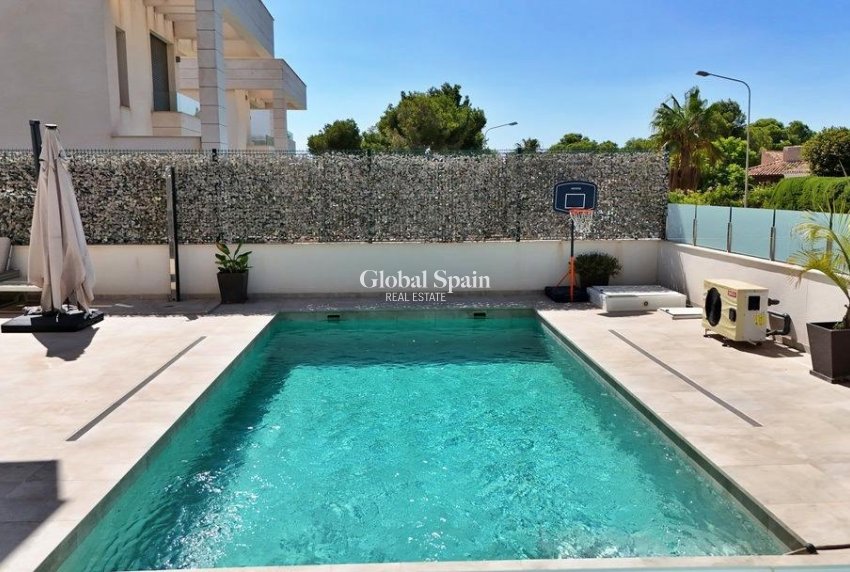 Wederverkoop - VILLA -
ORIHUELA COSTA - VILLAMARTÍN