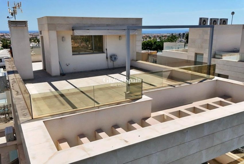 Wederverkoop - VILLA -
ORIHUELA COSTA - VILLAMARTÍN