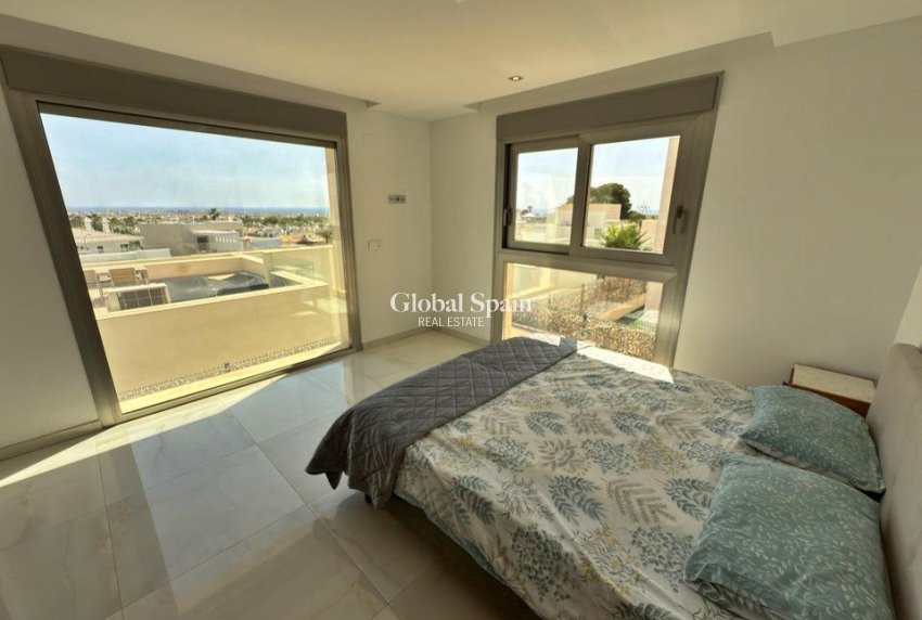 Wederverkoop - VILLA -
ORIHUELA COSTA - VILLAMARTÍN