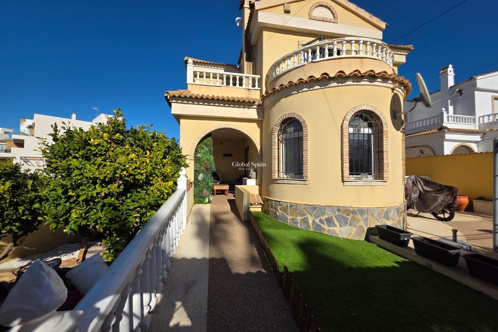 Wederverkoop - VILLA -
ORIHUELA COSTA - VILLAMARTÍN