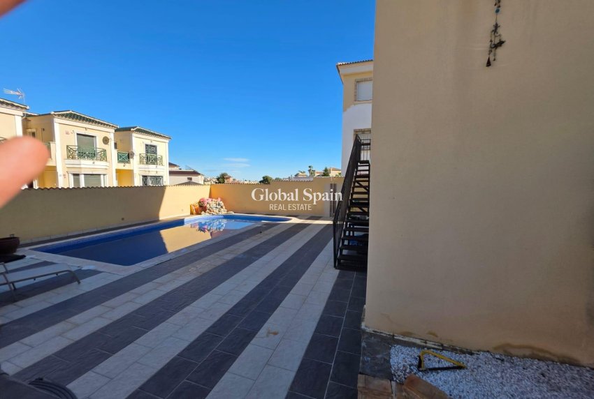 Wederverkoop - VILLA -
ORIHUELA COSTA - VILLAMARTÍN