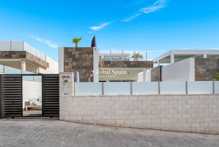 Wederverkoop - VILLA -
ORIHUELA COSTA - VILLAMARTÍN
