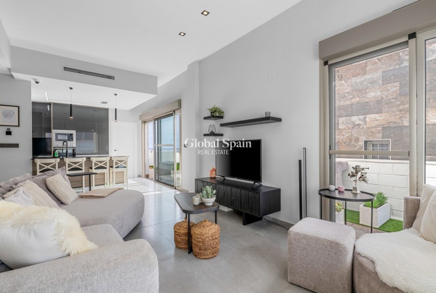 Wederverkoop - VILLA -
ORIHUELA COSTA - VILLAMARTÍN