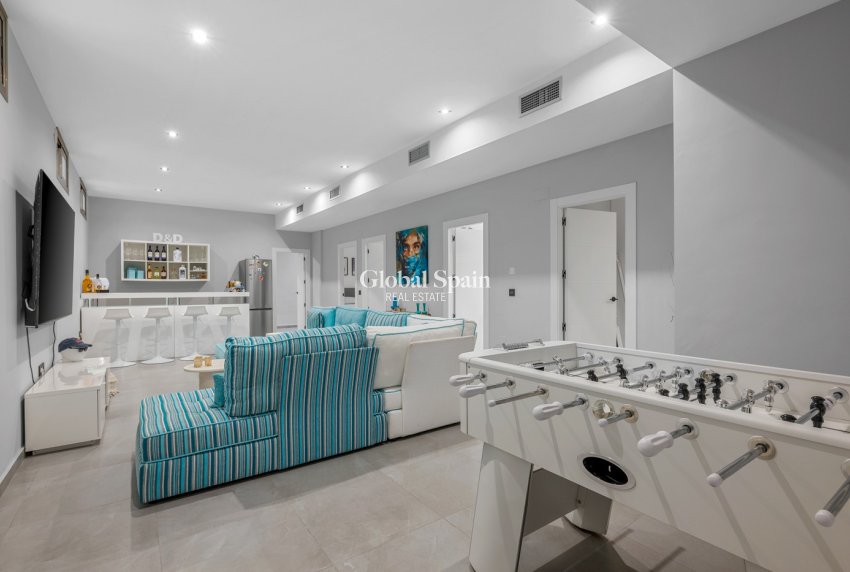 Wederverkoop - VILLA -
ORIHUELA COSTA - VILLAMARTÍN