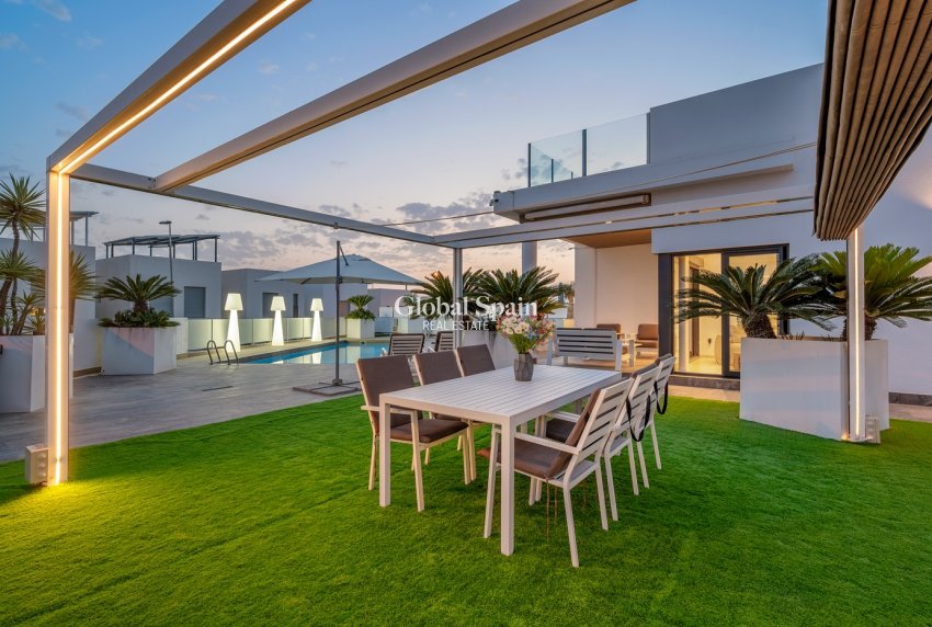 Wederverkoop - VILLA -
ORIHUELA COSTA - VILLAMARTÍN
