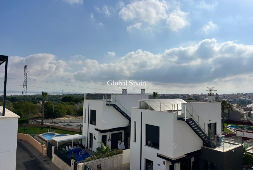 Wederverkoop - VILLA -
ORIHUELA COSTA - VILLAMARTÍN