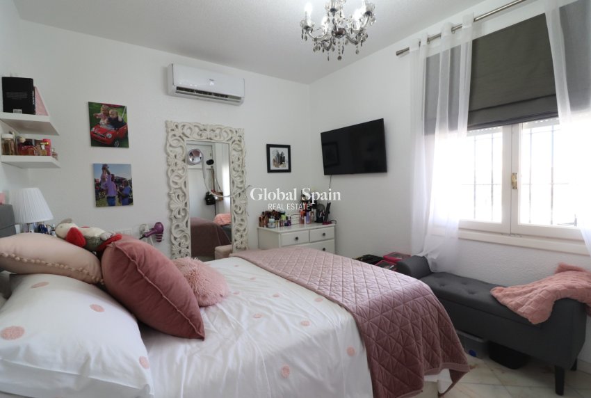 Wederverkoop - VILLA -
Orihuela Costa - Villamartin