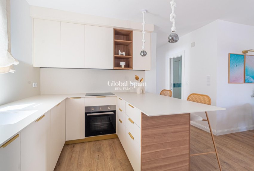 Wederverkoop - VILLA -
ORIHUELA COSTA - VILLAMARTÍN