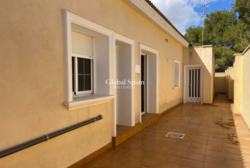 Wederverkoop - Villa -
ORIHUELA COSTA - VILLAMARTÍN