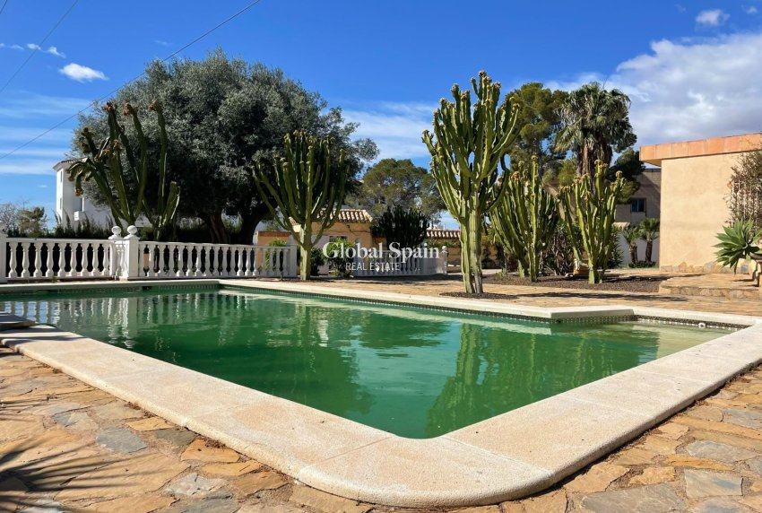 Wederverkoop - Villa -
ORIHUELA COSTA - VILLAMARTÍN