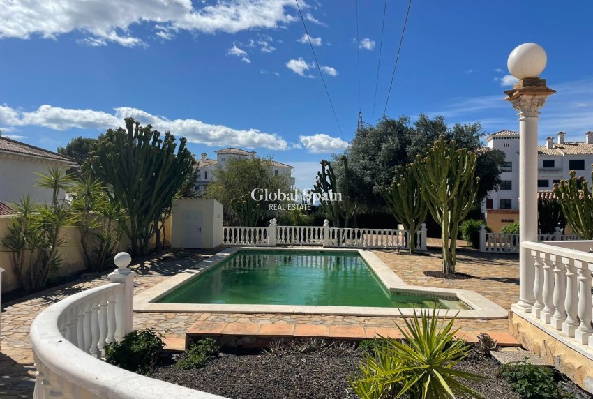 Wederverkoop - Villa -
ORIHUELA COSTA - VILLAMARTÍN