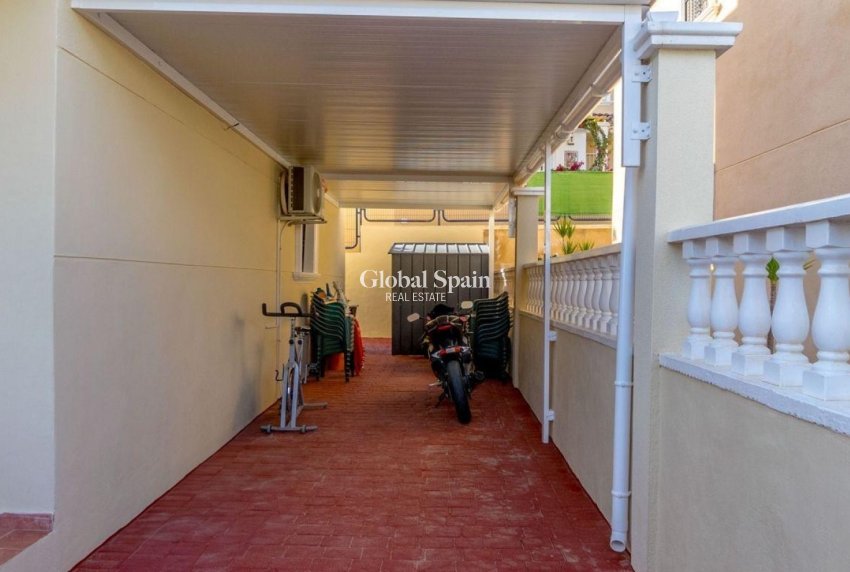 Wederverkoop - Villa -
ORIHUELA COSTA - VILLAMARTÍN