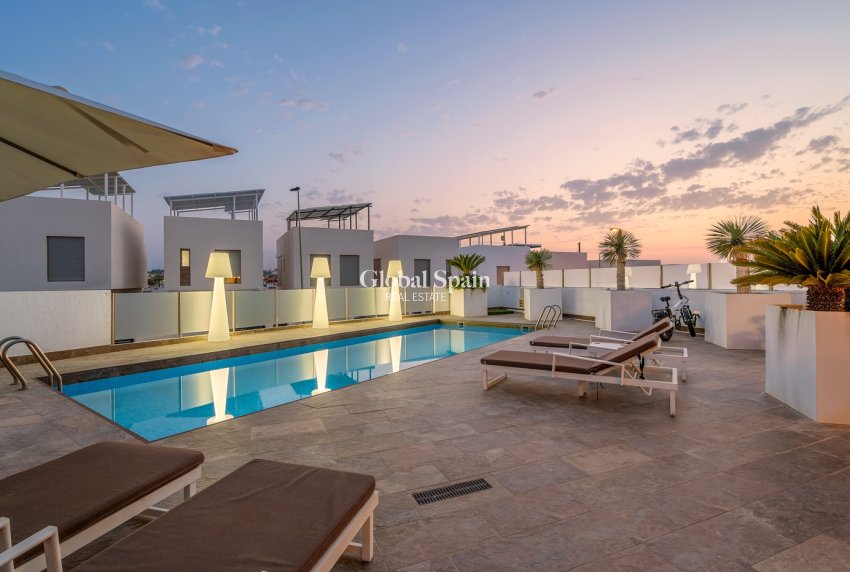 Wederverkoop - Villa -
ORIHUELA COSTA - VILLAMARTÍN