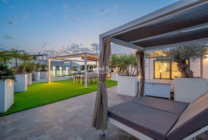 Wederverkoop - Villa -
ORIHUELA COSTA - VILLAMARTÍN