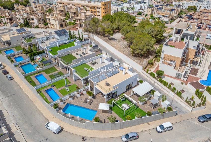 Wederverkoop - Villa -
ORIHUELA COSTA - VILLAMARTÍN