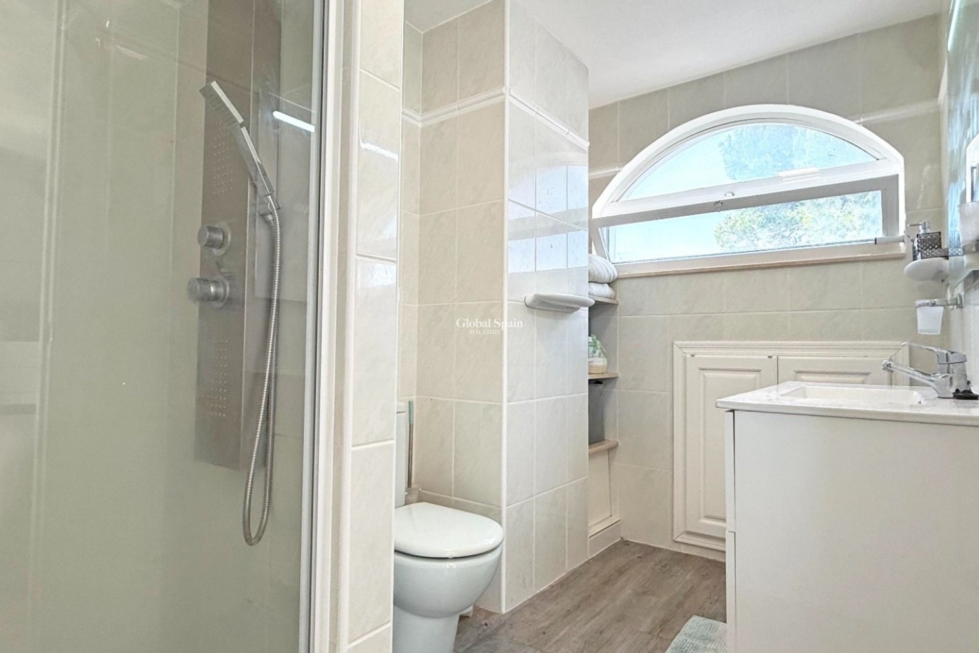 Wederverkoop - Villa -
ORIHUELA COSTA - VILLAMARTÍN