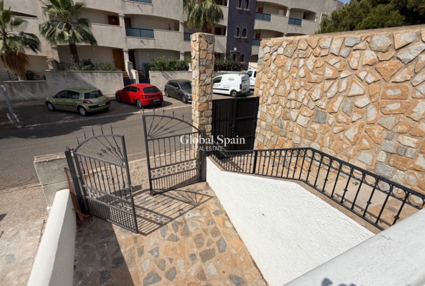 Wederverkoop - VILLA -
ORIHUELA - Inland