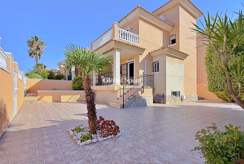 Wederverkoop - VILLA -
ORIHUELA - Inland