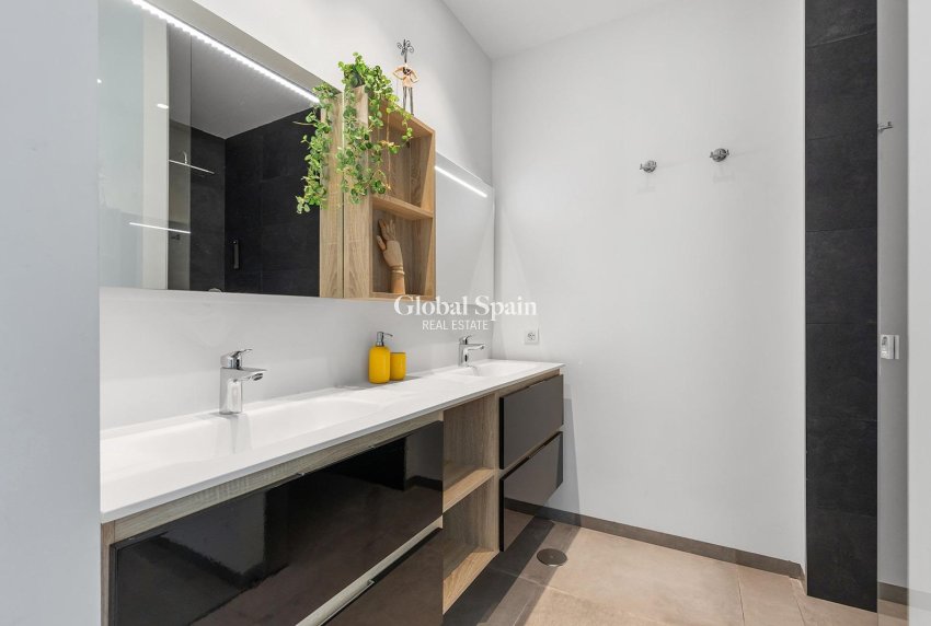 Wederverkoop - VILLA -
ORIHUELA - LAS COLINAS GOLF RESORT