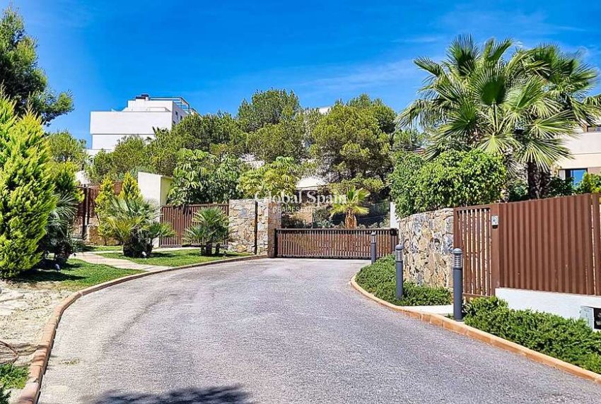 Wederverkoop - VILLA -
ORIHUELA - LAS COLINAS GOLF RESORT