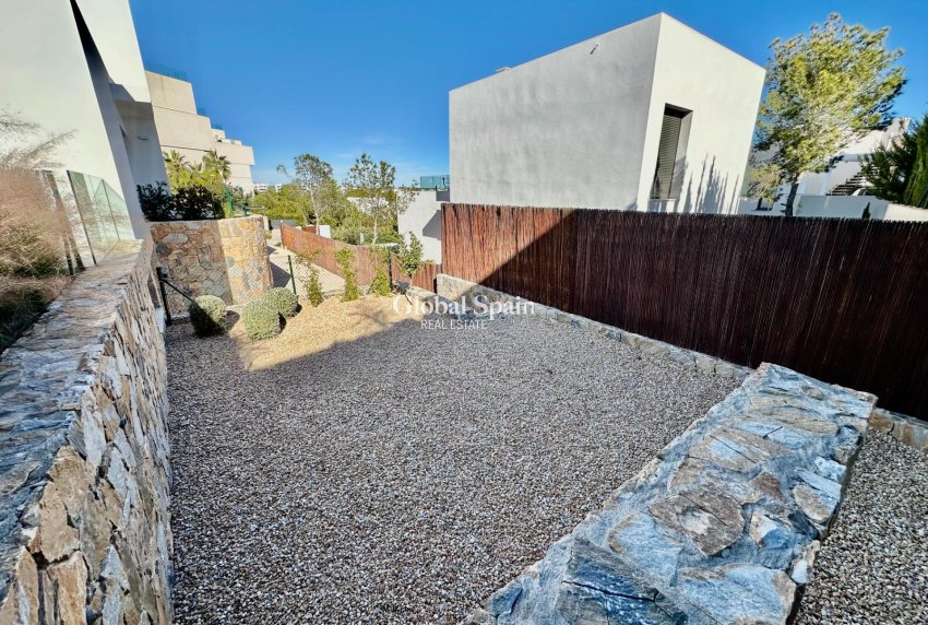 Wederverkoop - VILLA -
ORIHUELA - LAS COLINAS GOLF RESORT