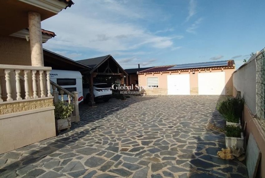 Wederverkoop - VILLA -
ORIHUELA - LOS DESEMPARADOS