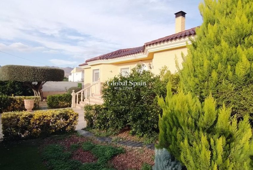 Wederverkoop - VILLA -
ORIHUELA - LOS DESEMPARADOS
