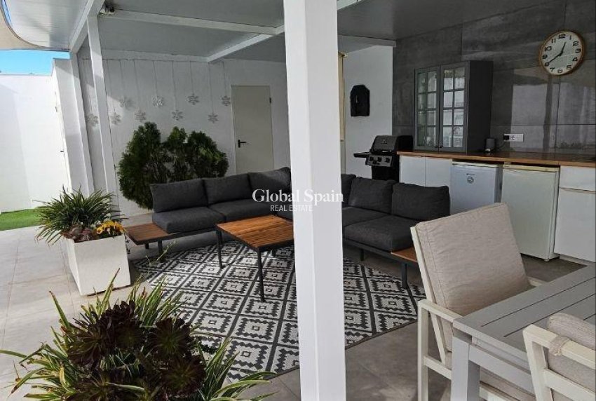 Wederverkoop - VILLA -
ORIHUELA - Urb. Montepinar