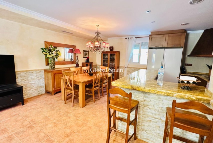 Wederverkoop - VILLA -
ORIHUELA - Urb. Montepinar