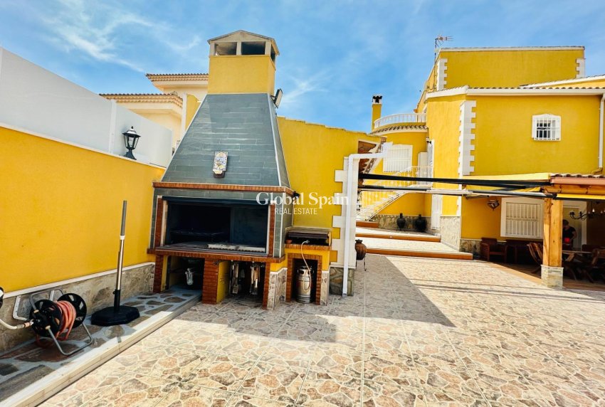 Wederverkoop - VILLA -
ORIHUELA - Urb. Montepinar