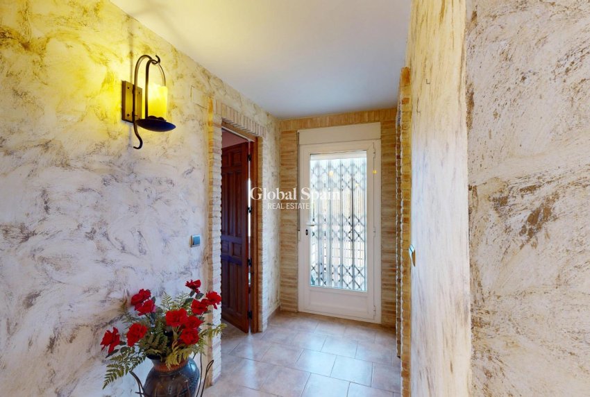 Wederverkoop - VILLA -
ORIHUELA