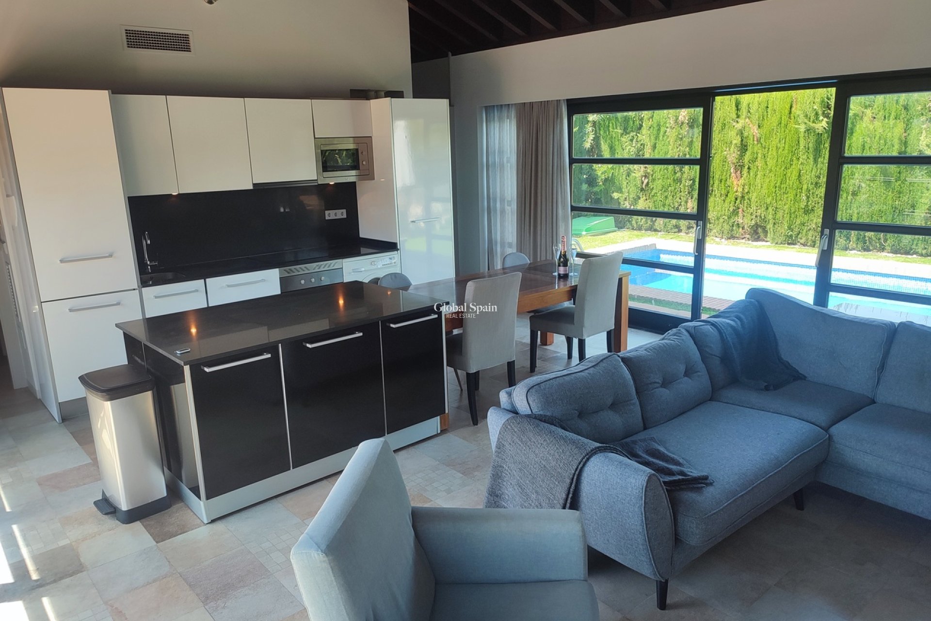 Wederverkoop - VILLA -
PERALEJA GOLF - Inland