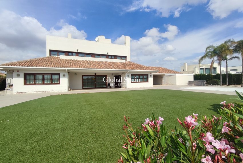 Wederverkoop - VILLA -
PERALEJA GOLF - Inland