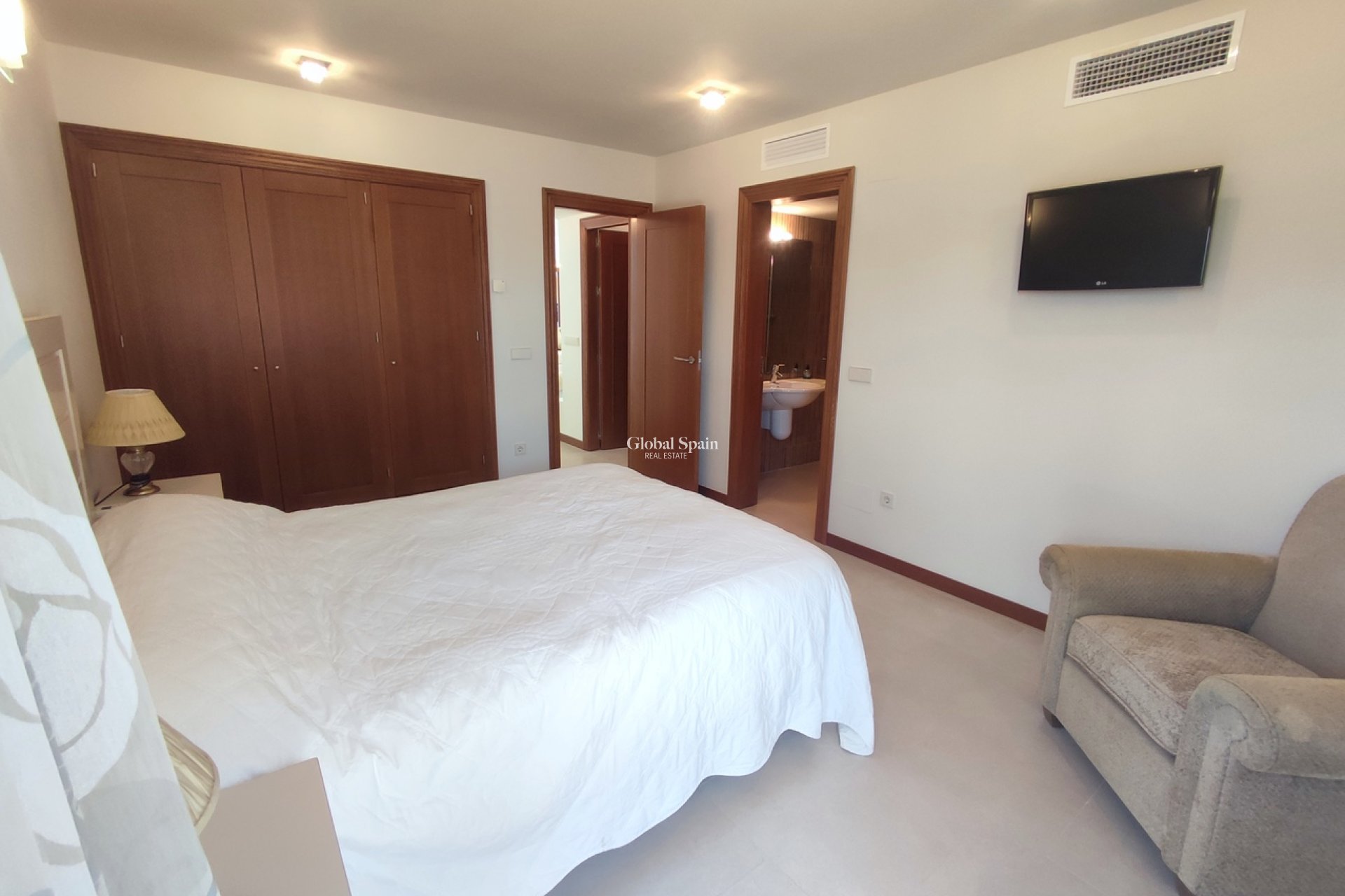 Wederverkoop - VILLA -
PERALEJA GOLF - Inland