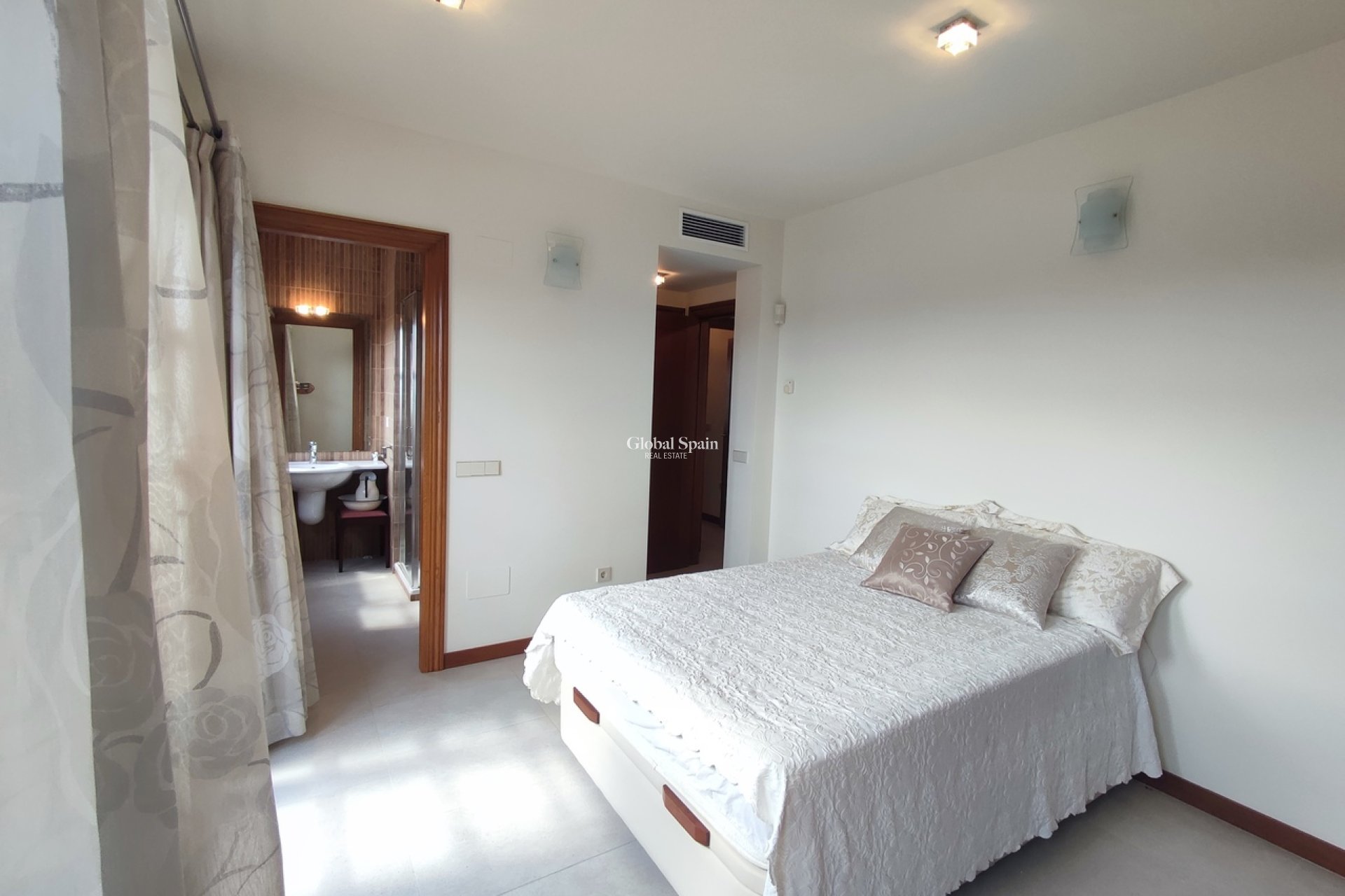 Wederverkoop - VILLA -
PERALEJA GOLF - Inland