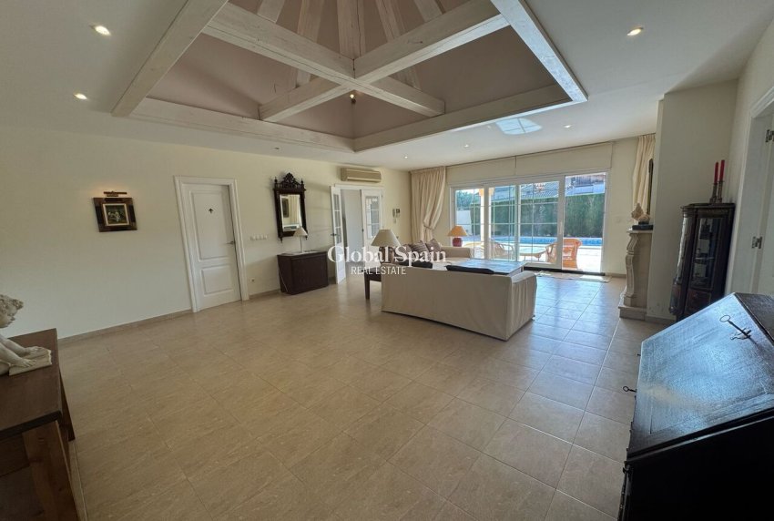 Wederverkoop - VILLA -
PLAYA FLAMENCA - Costa Blanca