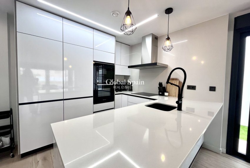 Wederverkoop - VILLA -
PUNTA PRIMA - Costa Blanca