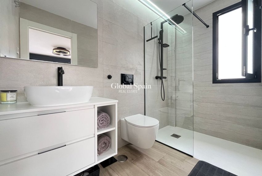 Wederverkoop - VILLA -
PUNTA PRIMA - Costa Blanca