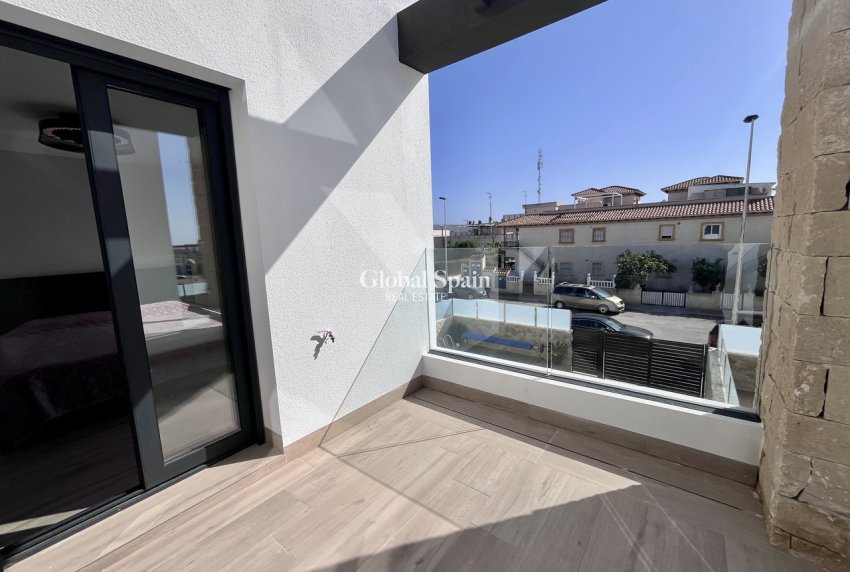 Wederverkoop - VILLA -
PUNTA PRIMA - Costa Blanca