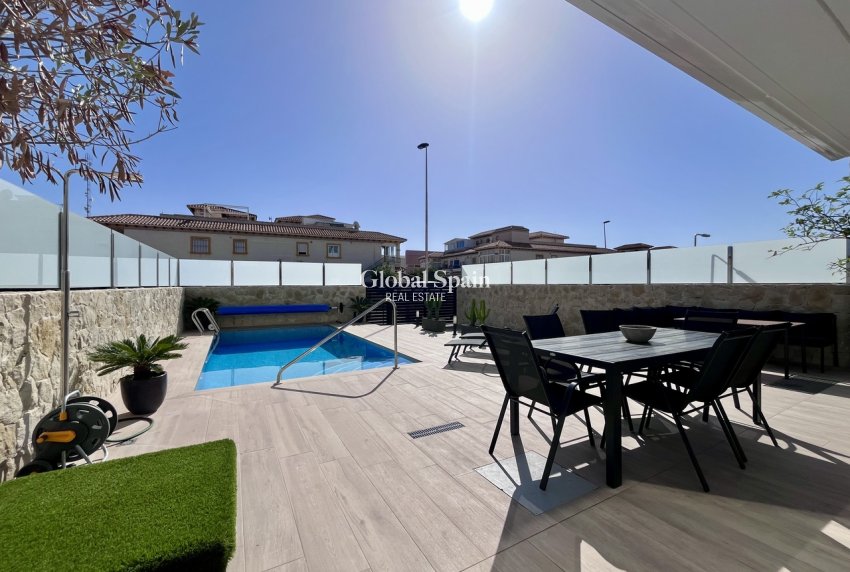 Wederverkoop - VILLA -
PUNTA PRIMA - Costa Blanca
