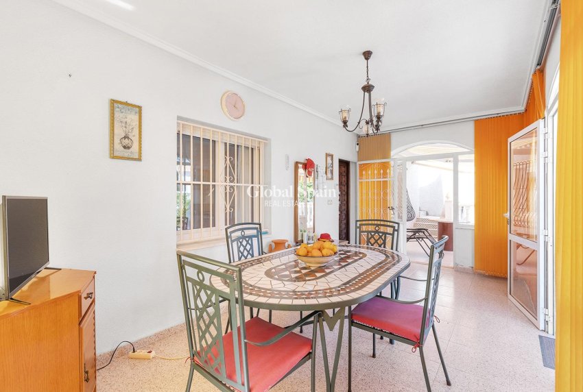 Wederverkoop - VILLA -
ROJALES - Centro de la Ciudad Quesada