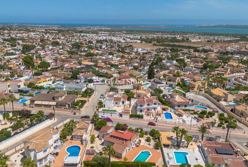 Wederverkoop - VILLA -
ROJALES - Centro de la Ciudad Quesada