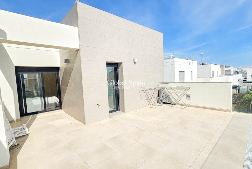 Wederverkoop - VILLA -
ROJALES - Cuidad Quesada