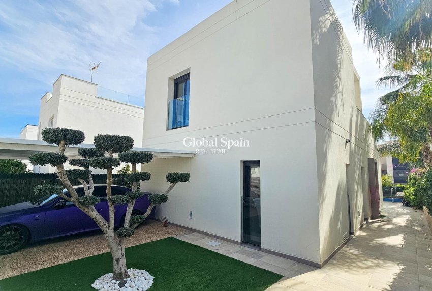 Wederverkoop - VILLA -
ROJALES - Cuidad Quesada