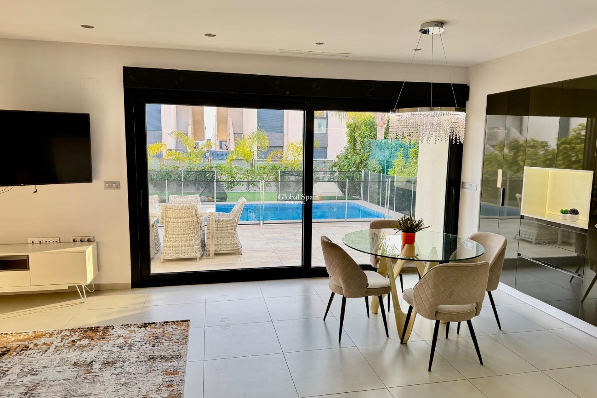 Wederverkoop - VILLA -
ROJALES - Cuidad Quesada