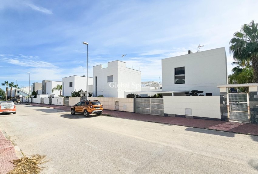 Wederverkoop - VILLA -
ROJALES - Cuidad Quesada