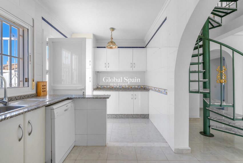 Wederverkoop - VILLA -
ROJALES - Inland